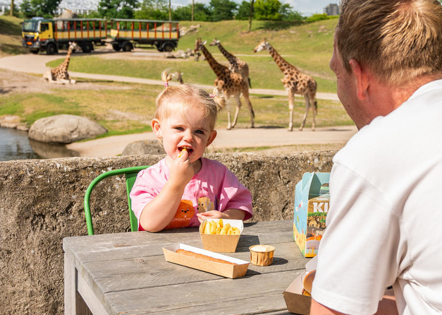 Kidsbox op terras van Momma's Restaurant
